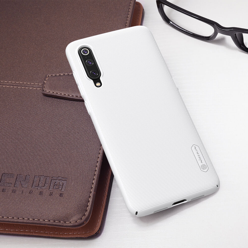 Nillkin drážkovaný kryt z tvrdého plastu pre Xiaomi Mi 9 - červený