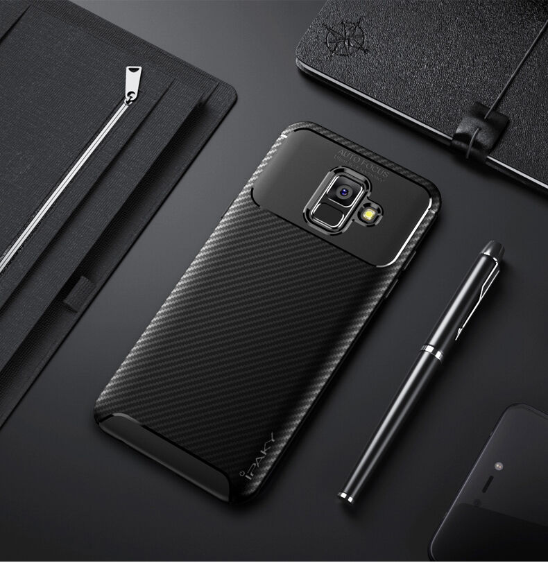 Ipaky plastový kryt s textúrou karbónu pre Samsung Galaxy A6 (2018) - čierny