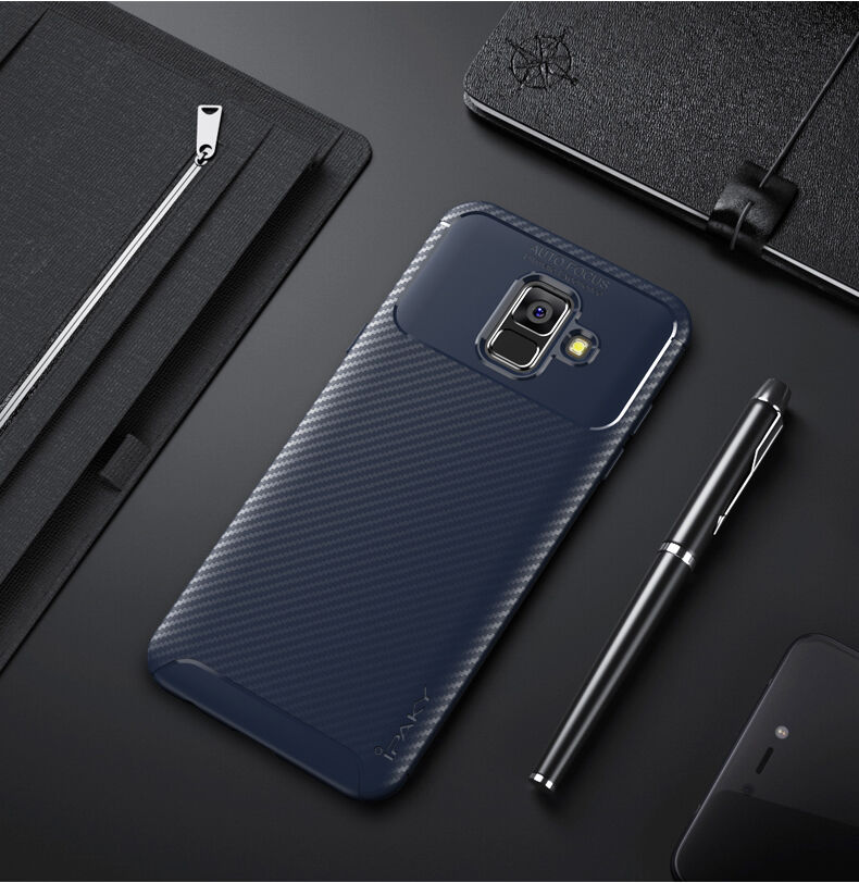Ipaky plastový kryt s textúrou karbónu pre Samsung Galaxy A6 (2018) - čierny