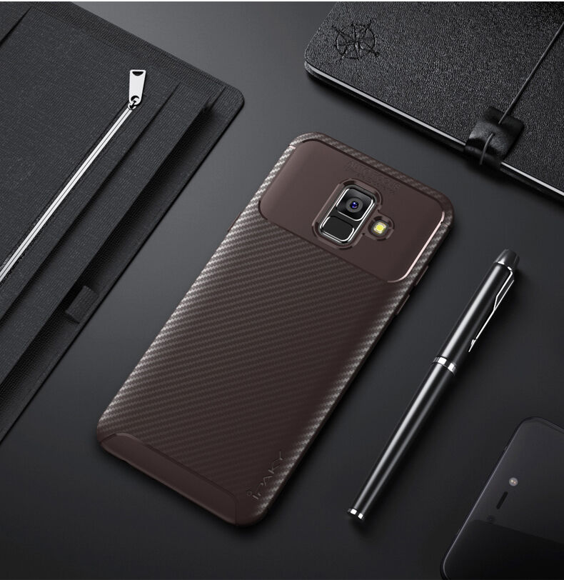 Ipaky plastový kryt s textúrou karbónu pre Samsung Galaxy A6 (2018) - čierny