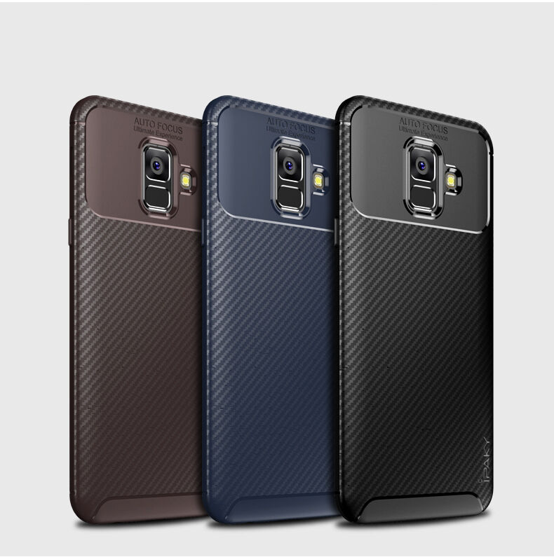Ipaky plastový kryt s textúrou karbónu pre Samsung Galaxy A6 (2018) - čierny