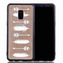Plastový embosovaný kryt šípy pre Samsung Galaxy A8 (2018) - transparentný