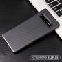 Plastový kryt s textúrou karbónových vlákien pre Samsung Galaxy S10 Plus - čierny