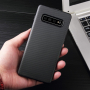 Plastový kryt s textúrou karbónových vlákien pre Samsung Galaxy S10 Plus - čierny