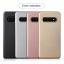 Plastový kryt s textúrou karbónových vlákien pre Samsung Galaxy S10 Plus - čierny